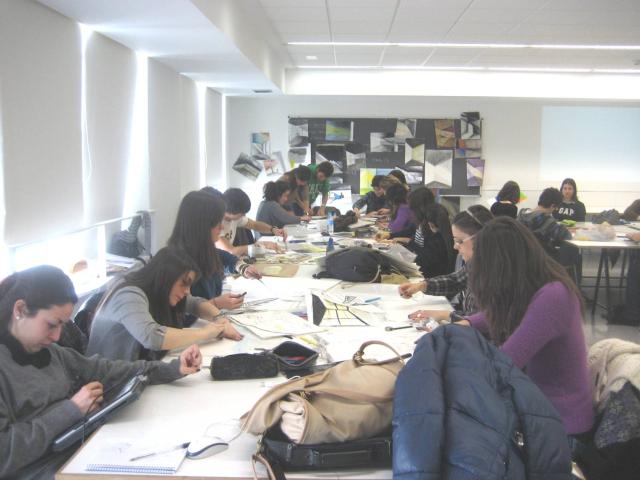 Alumnos trabajondo en clase