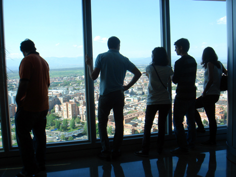 Alumnos observan el exterior desde una de las plantas más elevadas