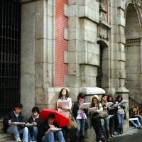 Alumnos dibujando en la Gran Vía.