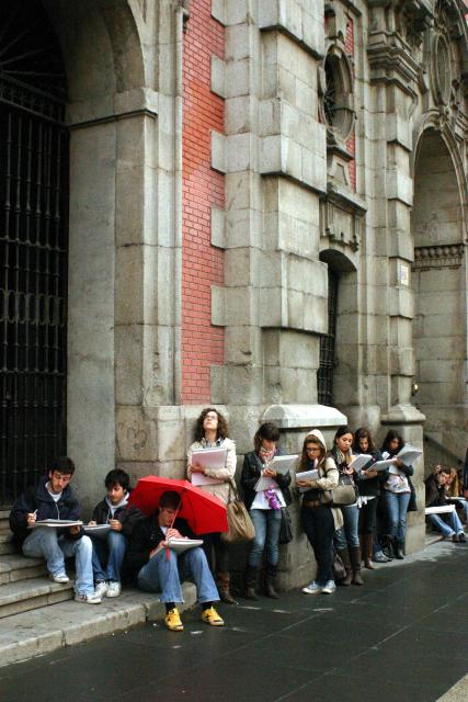 Alumnos dibujando en la Gran Vía.