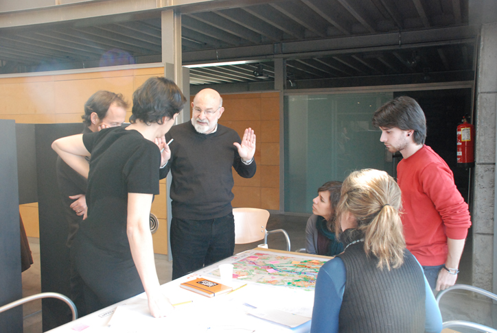 El Invitado, charlando con el grupo de alumnos de la profesora Mayka García Hípola