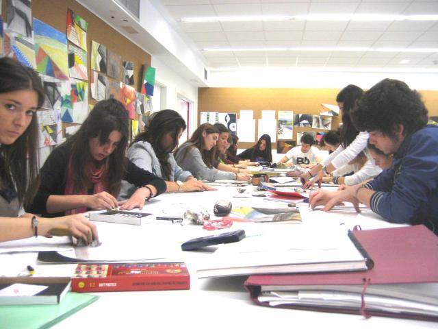 Alumnos realizando los trabajos