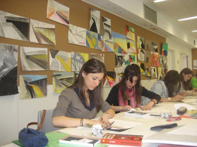 Alumnos relizando trabajos