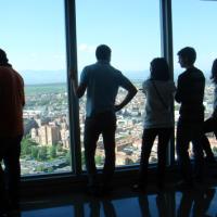 Alumnos observan el exterior desde una de las plantas más elevadas