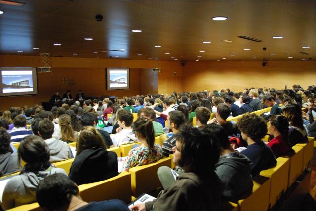 foto aula magna MINI FOLLETO