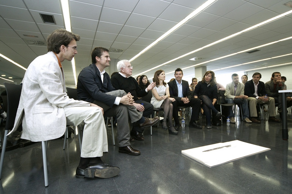 Atendiendo, junto a profesores del Centro, a las explicaciones de un alumno