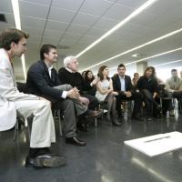 Atendiendo, junto a profesores del Centro, a las explicaciones de un alumno