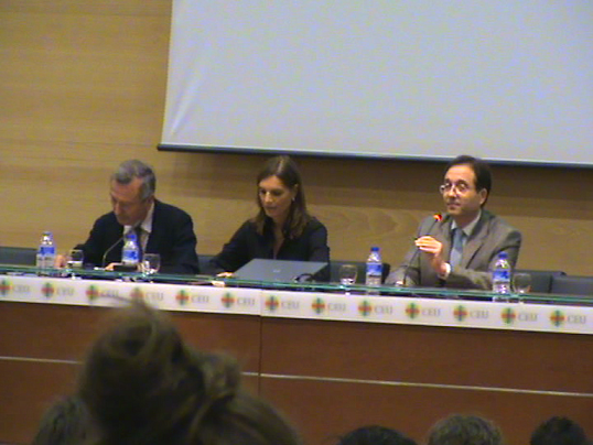 El invitado, junto a los organizadores de la charla