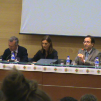 El invitado, junto a los organizadores de la charla